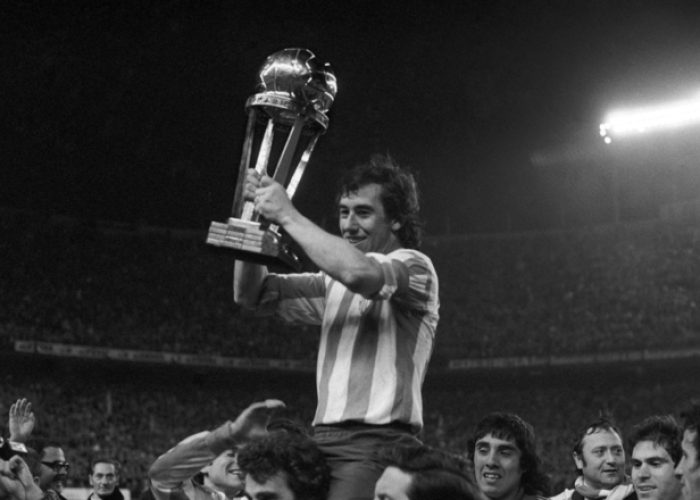 ESPAÑA ATLÉTICO DE MADRID GANA LA COPA INTERCONTINENTAL: Madrid, 10-4-1975.- El capitán del Atlético de Madrid, Adelardo Rodríguez, levanta la Copa Inrercontinental ganada esta noche por su equipo al vencer en la final al Independiente, por dos goles a cero, en el partido disputado en el Estadio Vicente Calderón. EFE.